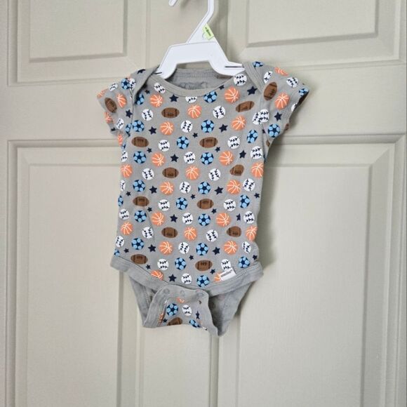 3/$10 Gerber onesie size 3m - Picture 1 of 4
